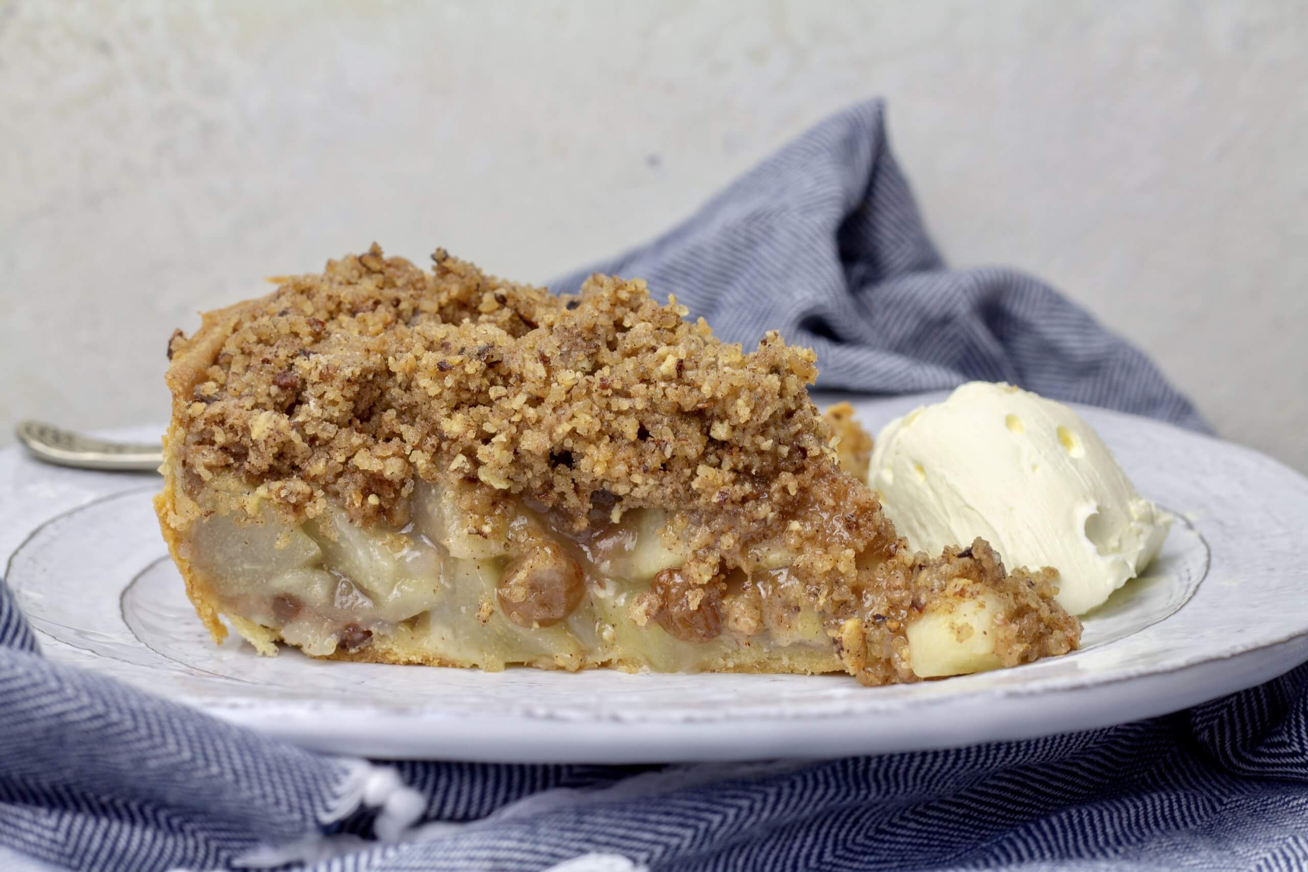 Apple and Pear Crumble Pie 